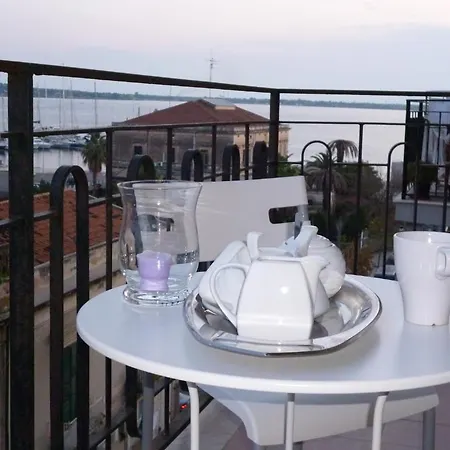 Le Grand Bleu Siracusa - One Hundred Steps From Ortigia -sea View - Bed & Breakfast 3*